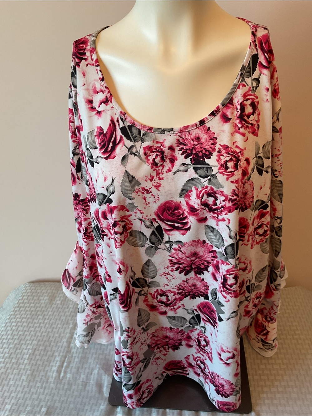Laura Floral Top With Flutter Sleeve - Picture 2 of 7